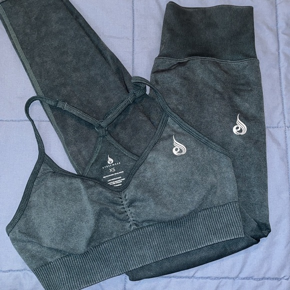 Set - Picture 2 of 4